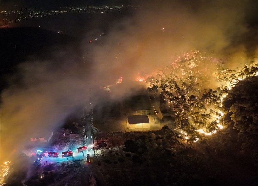 İzmir'in Aliağa ilçesinde çıkan orman yangınına müdahale sürüyor - Resim: 9