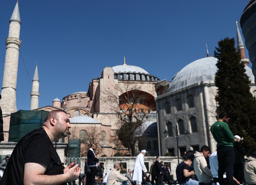 Ramazan'ın ilk cuma namazı Ayasofya-i Kebir Cami-i Şerifi'nde kılındı! Vatandaşlar yoğun ilgi gösterdi - Resim: 12