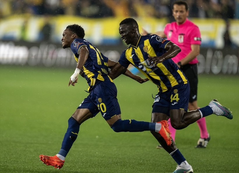 Son dakika Galatasaray haberleri... Galatasaray Ankaragücü'nü 4-1 yendi! Şampiyonluk maçından unutulmaz fotoğraflar - Resim: 9