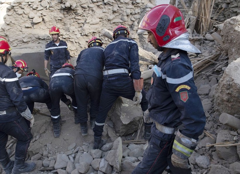 Fas'ı enkaza çeviren deprem! Göbek bağı kopmamış yenidoğan toprak altından çıkarıldı - Resim: 58