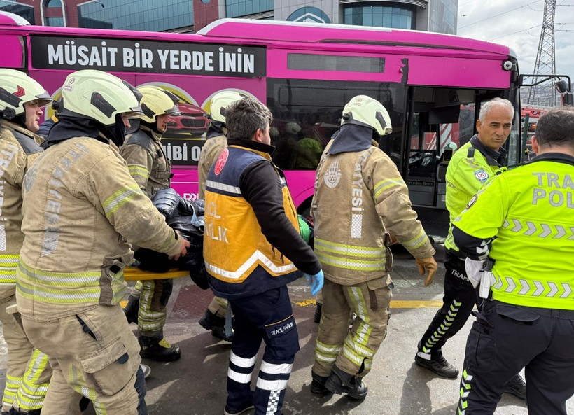 Beylikdüzü'nde iki metrobüs çarpıştı: 1 ölü 20 yaralı - Resim : 2