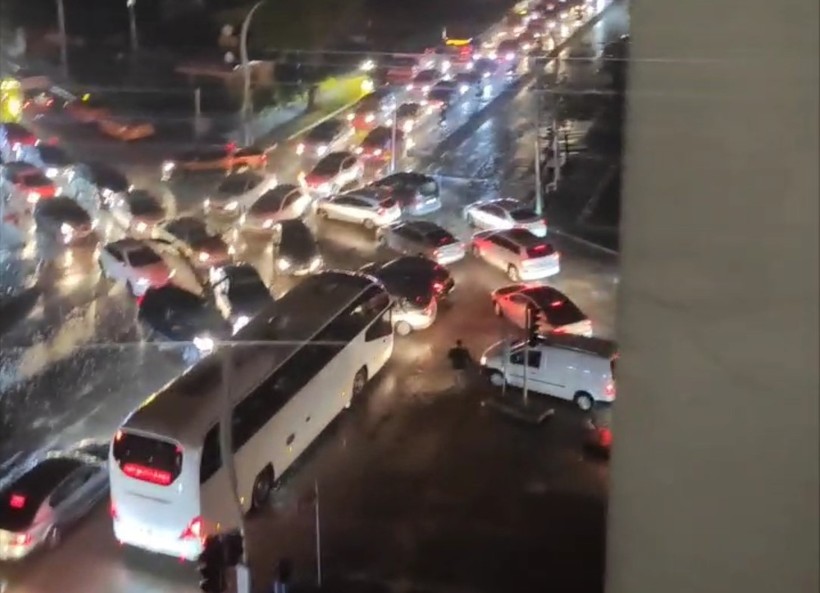 Şehirde elektrikler kesildi: Hakem yola çıkıp trafiği yönetti - Resim : 3