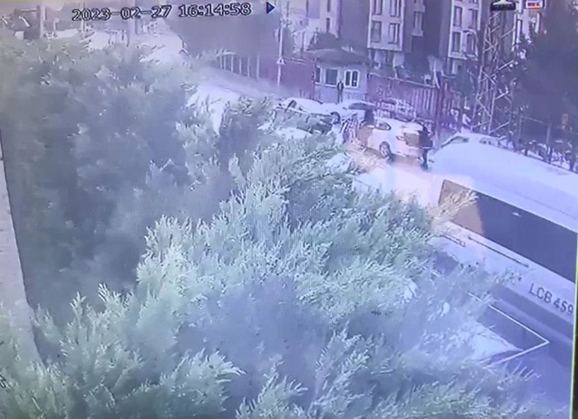 İstanbul'da film gibi operasyon! Otomobilin önünü keserek 1,5 milyon Euro gasbeden çete yakalandı - Resim: 3