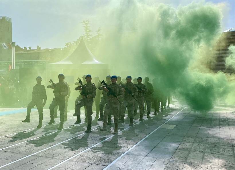 Türkiye iliklerine kadar Cumhuriyet'i kutluyor! Nereye baksan kırmızı-beyaz! 🤍❤️Meydanlarda 7'den 70'e 100. yıl coşkusu - Resim: 176