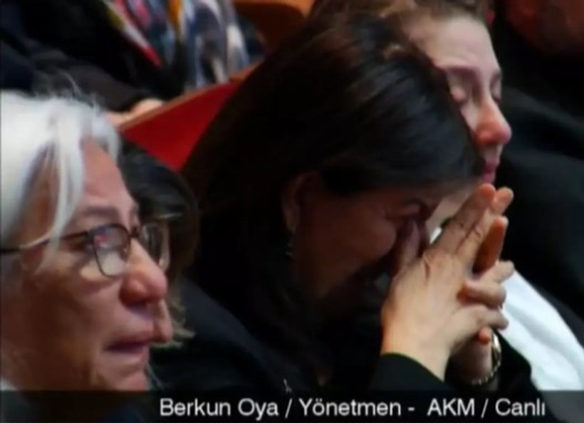 Yönetmen Berkun Oya'nın Sırrı Süreyya Önder'e vedası! Ağlamaktan konuşamadı: Sana söz... - Resim : 1