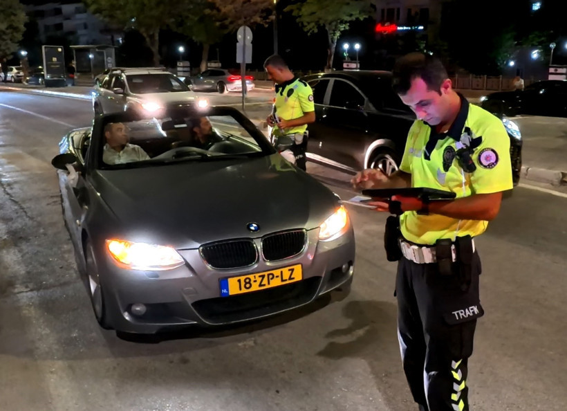 Ehliyetine el konuşan gubetçi işini parayla çözmeye çalıştı: Ben bu ülkede 6 ay nasıl duracağım - Resim : 1