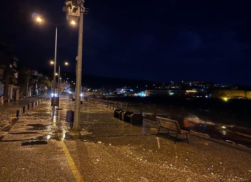 Türkiye sağanağa teslim! İzmir'de deniz karayla birleşti! İstanbul'da binaların çatısı uçtu - Resim: 16