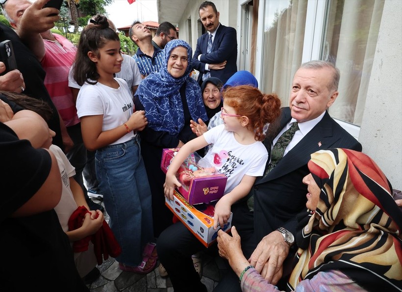 Cumhurbaşkanı Erdoğan'a Rize'de komşularından sevgi seli - Resim: 6
