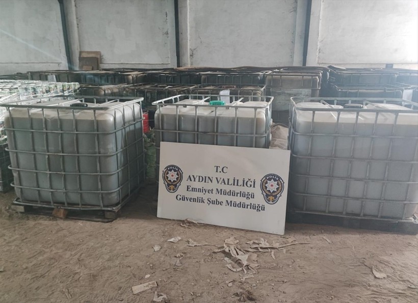 Aydın'ın Efeler ilçesinde 3 bin 850 litre tağşiş zeytinyağı ele geçirilen 2 aracın sürücülerine...