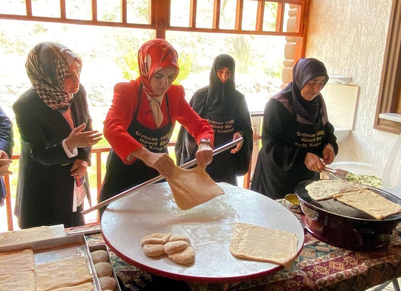 Bakan Göktaş, kadın kooperatifinde hamur açtı - Resim: 7