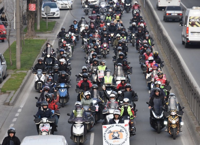 Motosikletli kuryelerden 'Trafikte biz de varız' eylemi - Resim: 1