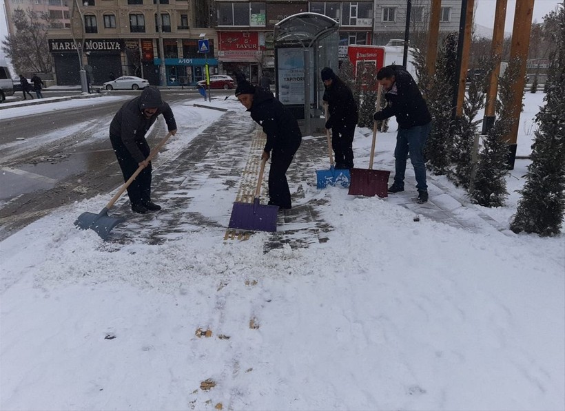 Van'da yaşanan yoğun kar yağışı hayatı olumsuz etkiledi! 3 ilçede okullar tatil edildi - Resim: 4