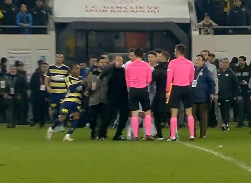 Ankaragücü Başkanı Faruk Koca hakem Halil Umut Meler'e sahanın içinde yumruk attı! İşte o görüntüler - Resim: 4