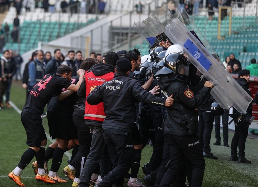 Bursaspor-Diyarbekirspor maçı sonrasında saha karıştı! Savaş alanında 5 kişi kırmızı kart gördü - Resim: 9