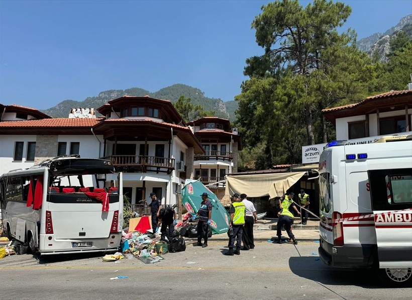 Muğla'da can pazarı! Günübirlik tatilcileri taşıyan tur otobüsünün freni patladı: 2 ölü, 32 yaralı - Resim: 9