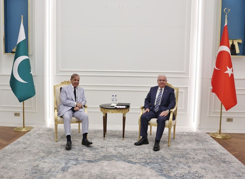 Bakan Güler, Pakistan Başbakanını havalimanında törenle karşıladı - Resim : 2