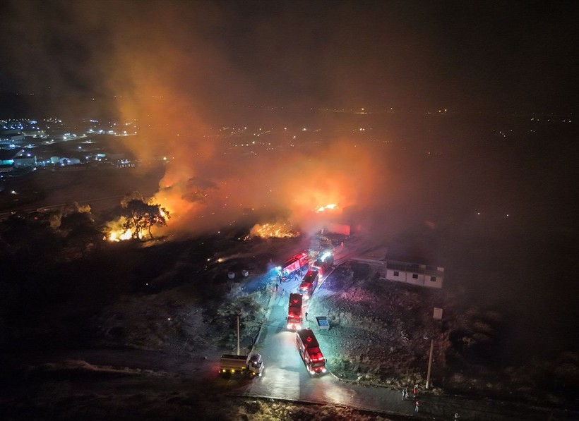 İzmir'in Aliağa ilçesinde çıkan orman yangınına müdahale sürüyor - Resim: 7