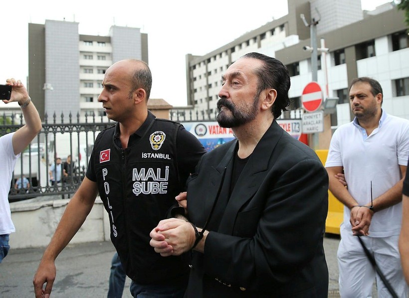 Adnan Oktar ve 'Kedicikler' paket olmuştu! Gözaltı sırasında çekilen görüntüler paylaşıldı - Resim: 1
