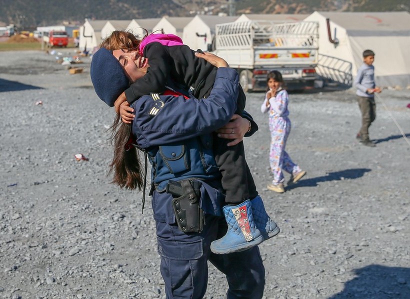 Depremden etkilenen çocukların yaralarını sarmak için kadın jandarma ekipleri, öğretmenler ve gönüllüler oyunlar oynuyor - Resim: 24