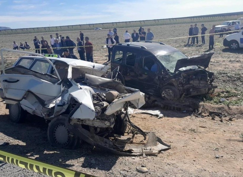 Konya'da katliam gibi kaza! Otomobil ile ticari araç çarpıştı: Çok sayıda ölü ve yaralı var - Resim: 5