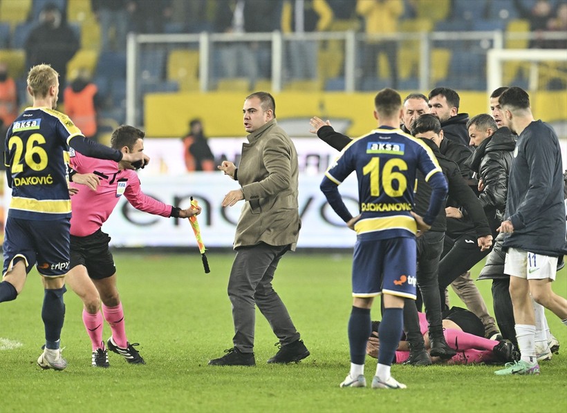 Faruk Koca'nın Halil Umut Meler'e attığı yumruk dünya basınında! "Utanç, rezillik, vahşi saldırı" - Resim : 12
