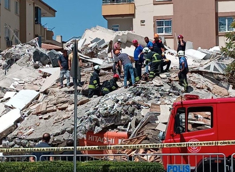 Gaziantep'te ağır hasarlı bina yıkım çalışmaları esnasında çöktü! Enkaz altında kalan operatör hayatını kaybetti - Resim: 14