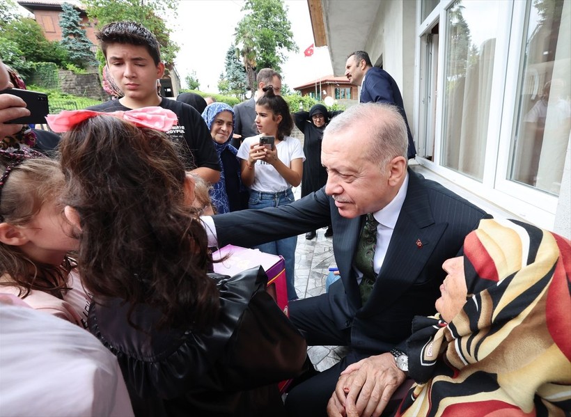 Cumhurbaşkanı Erdoğan'a Rize'de komşularından sevgi seli - Resim: 7