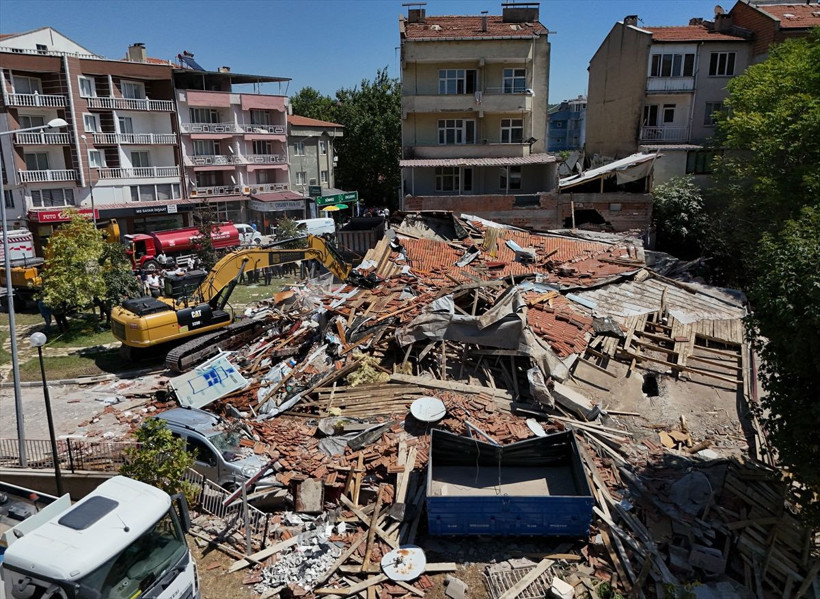 Balıkesir'deki depremde yıkılan binanın enkazı kaldırılmaya başlandı - Resim: 4