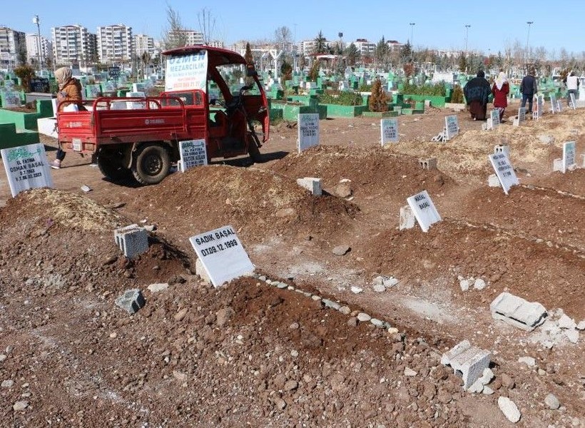 Bu acıya yürek dayanmaz! Diyarbakır'da depremde vefat edenlerin hatıraları mezarlıklara bırakıldı - Resim: 5