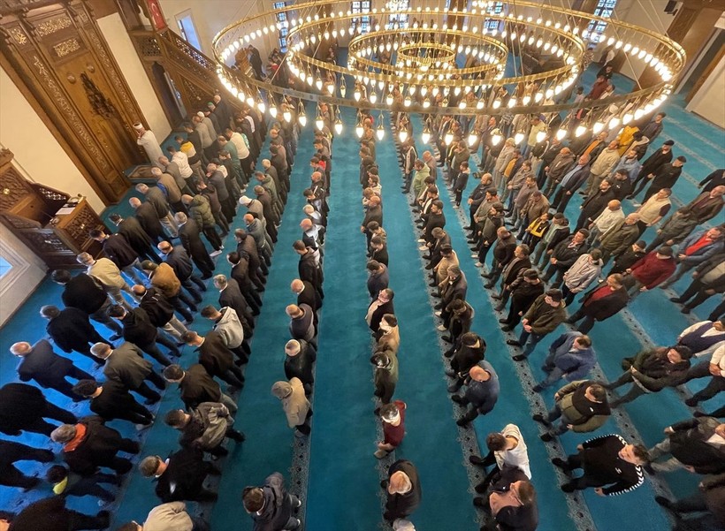 İslam aleminde bayram namazı coşkusu! Camiler doldu taştı - Resim: 143