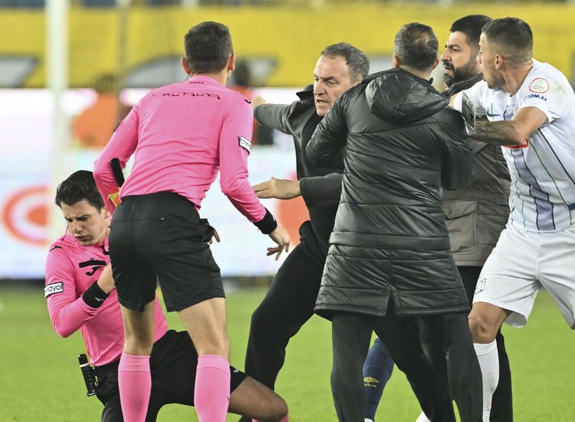 Ankaragücü Başkanı Faruk Koca hakem Halil Umut Meler'e sahanın içinde yumruk attı! İşte o görüntüler - Resim: 37