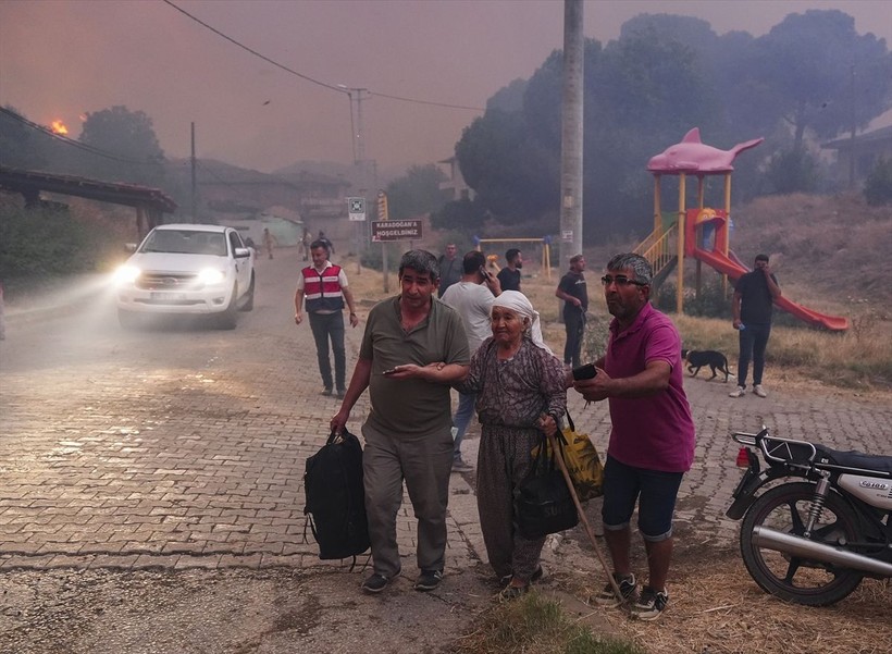 Ödemiş'te alevlerden kaçış: Yangının büyümesiyle mahalleler boşaltıldı - Resim: 11