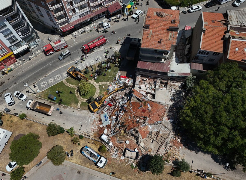 Balıkesir'deki depremde yıkılan binanın enkazı kaldırılmaya başlandı - Resim: 3
