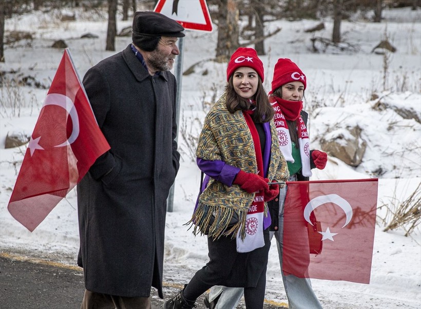 Sarıkamış şehitlerini anma etkinliğinde binlerce vatandaş Allahuekber Dağları'nda yürüdü - Resim: 13