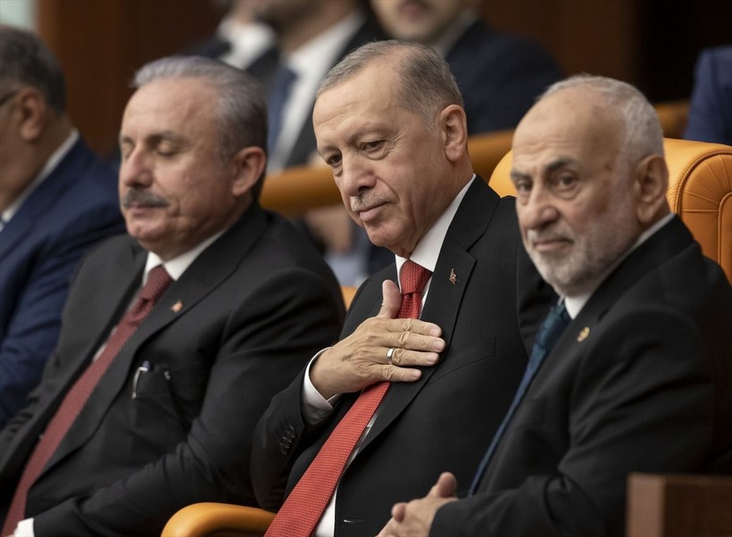 Milletvekilleri 10,5 saat süren törenle ant inçti! İşte 28. dönemin başladığı ilk birleşimde yaşananlar - Resim: 3