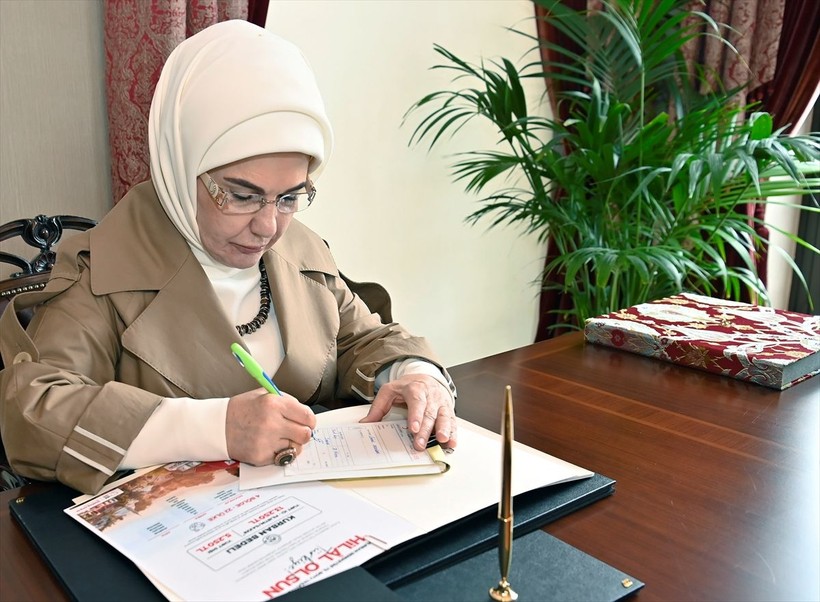 Emine Erdoğan'dan Kızılay'a kurban bağışı! Cumhurbaşkanı Erdoğan'ı geçti - Resim: 1