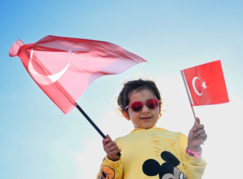 Türkiye iliklerine kadar Cumhuriyet'i kutluyor! Nereye baksan kırmızı-beyaz! 🤍❤️Meydanlarda 7'den 70'e 100. yıl coşkusu - Resim: 360