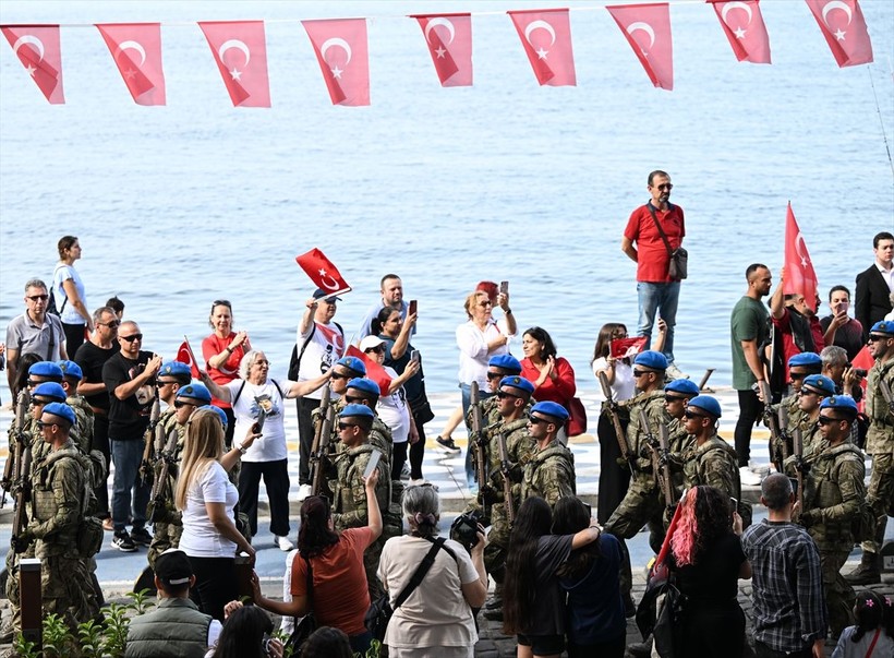 Türkiye iliklerine kadar Cumhuriyet'i kutluyor! Nereye baksan kırmızı-beyaz! 🤍❤️Meydanlarda 7'den 70'e 100. yıl coşkusu - Resim: 371
