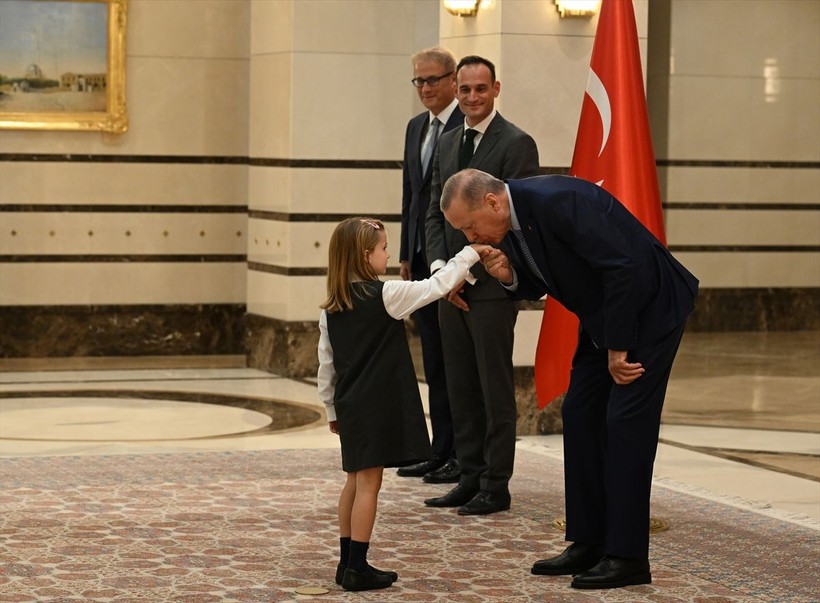 Cumhurbaşkanı Erdoğan Slovenya Büyükelçisi Rencelj'in çocuklarının elini öptü - Resim: 3