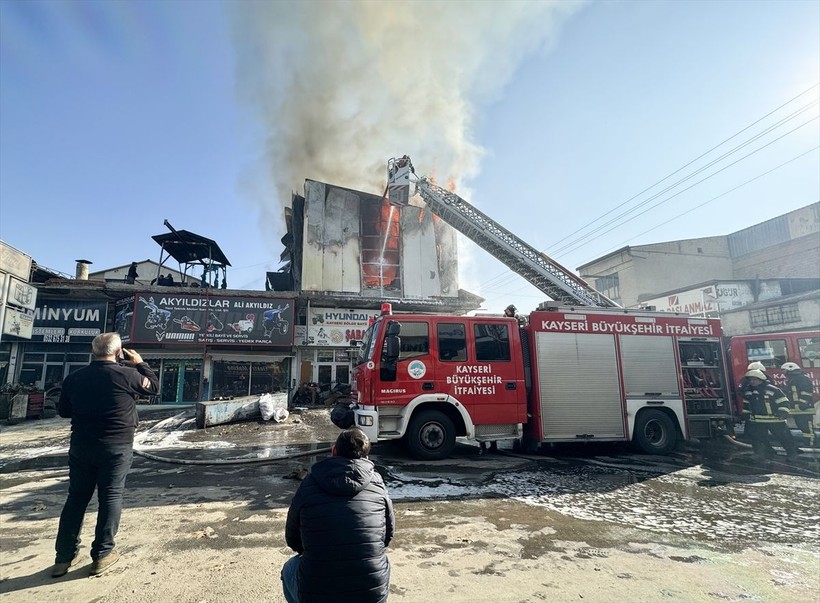 Kayseri'de sanayi sitesinde yangın çıktı! 2 saatlik çalışmanın ardından yangın kontrol altına alındı - Resim: 1