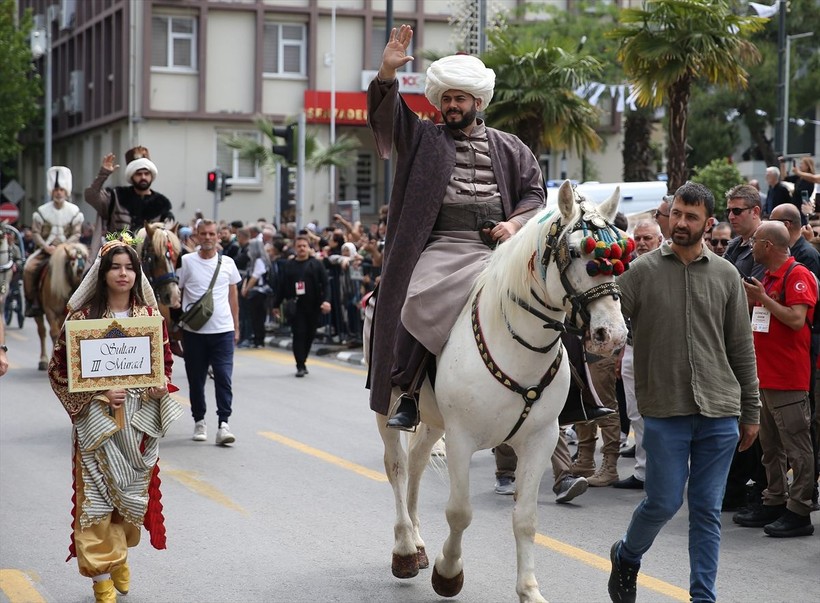 Manisa'da festivaller kapsamında yaklaşık 7 ton mesir macunu halka saçıldı - Resim: 1