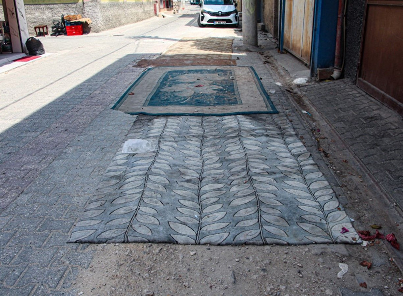 Mahalleli, onarılmayan yollara tozdan korunmak için halı serdi - Resim: 6
