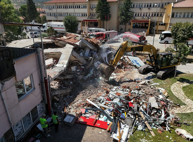 Balıkesir'deki depremde yıkılan binanın enkazı kaldırılmaya başlandı - Resim: 1