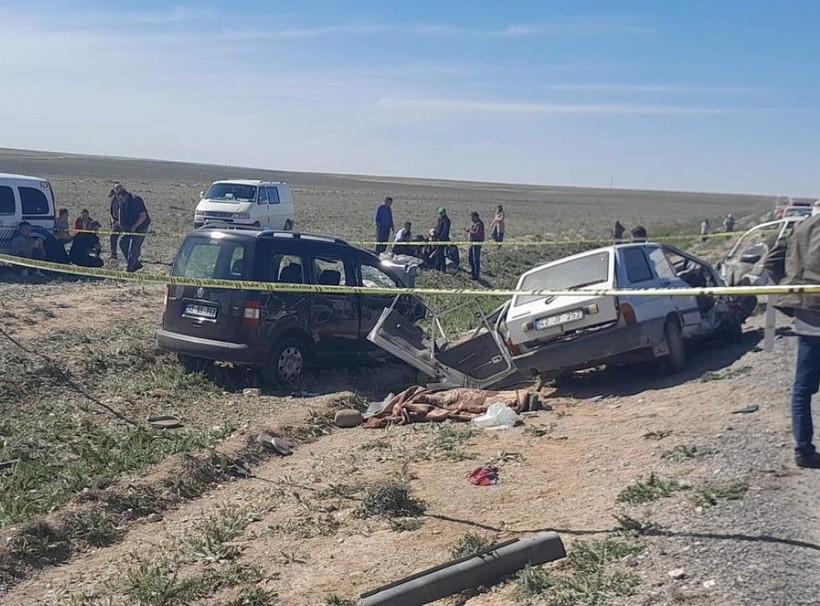 Konya'da katliam gibi kaza! Otomobil ile ticari araç çarpıştı: Çok sayıda ölü ve yaralı var - Resim: 2