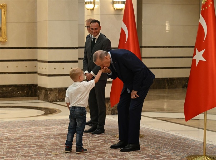 Cumhurbaşkanı Erdoğan Slovenya Büyükelçisi Rencelj'in çocuklarının elini öptü - Resim: 4