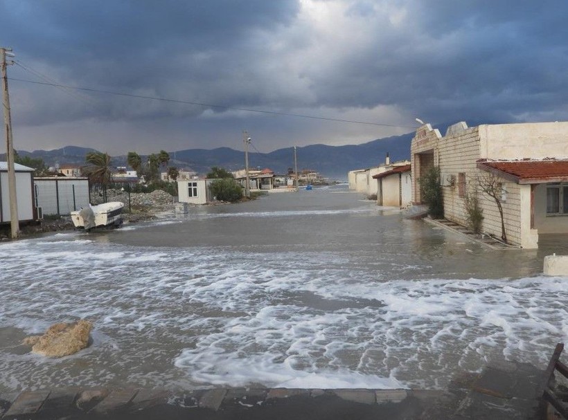 Hatay’da deniz taştı! iş yerleri ve caddeler su altında kaldı - Resim: 19