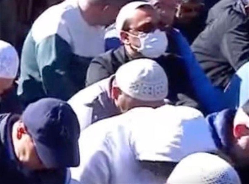 Gülen'in cenazesine katılanlar yüzlerini maske ve gözlükle gizledi - Resim: 15