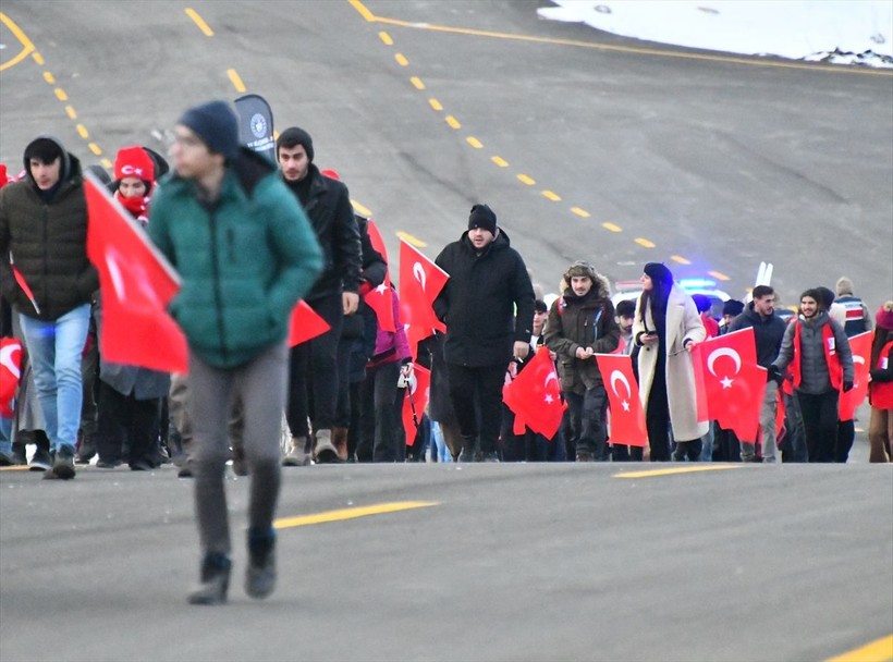 Sarıkamış şehitlerini anma etkinliğinde binlerce vatandaş Allahuekber Dağları'nda yürüdü - Resim: 32