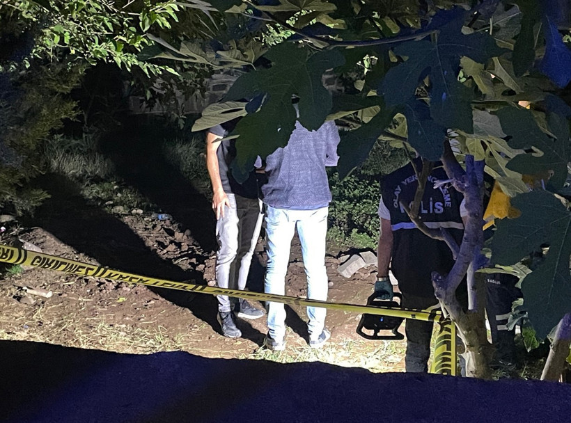 Şanlıurfa'da kan donduran olay! Cami bahçesinde gömülü yeni doğmuş bebek cesedi bulundu - Resim : 1