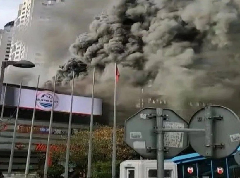 İstanbul Levent'te bulunan Metrocity AVM'deki yangın Anadolu Yakası'ndan da görüldü - Resim: 14